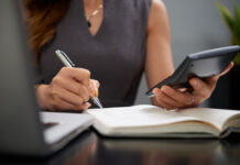 Qual é o valor da minha empresa de software? finance-money-debt-credit-balance-concept